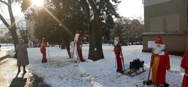 Jutro na placu Legionów spotkanie ze św. Mikołajem, a już dziś przy WDK-u można podziwiać makiety ukazujące postać św. Mikołaja. Zrobili je uczniowie
